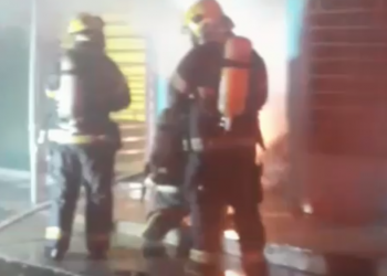 Loja de roupas no Mercado do Parque Piauí fica destruída em incêndio